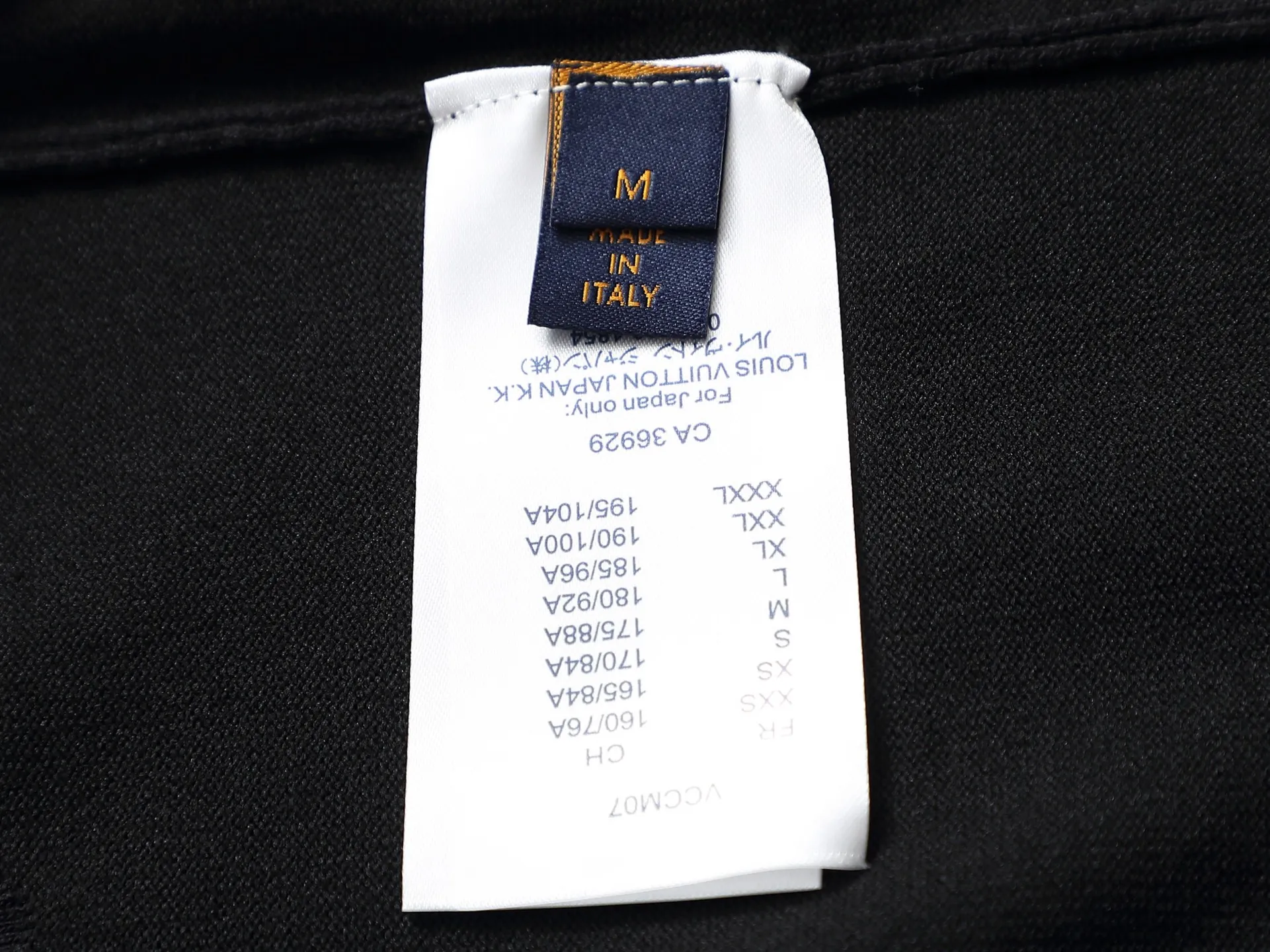 🅿️220 Louis Vuitton/Louis Vuitton Sweater jacquard towel embroidery The large logo is exquisitely upgraded, inspired by the retro embroidery of the 1980s. The original fabric is the same as the official short-sleeved T-shirt. The fabric is dyed in the same vat. It feels very comfortable. The latest brick cabinet synchronization for spring and summer. Fashionable and personalized. Super versatile and good-looking. It is very suitable for both men and women. A must-have for everyone. Hang tag. Collar label. Washed wheat. Complete with three labels. Color: black white. Size: S M L XL
